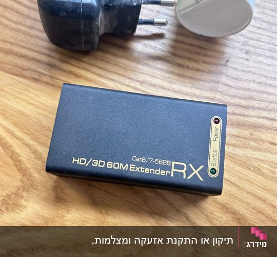 מאריך טווח HD/3D 60M RX על שולחן עץ